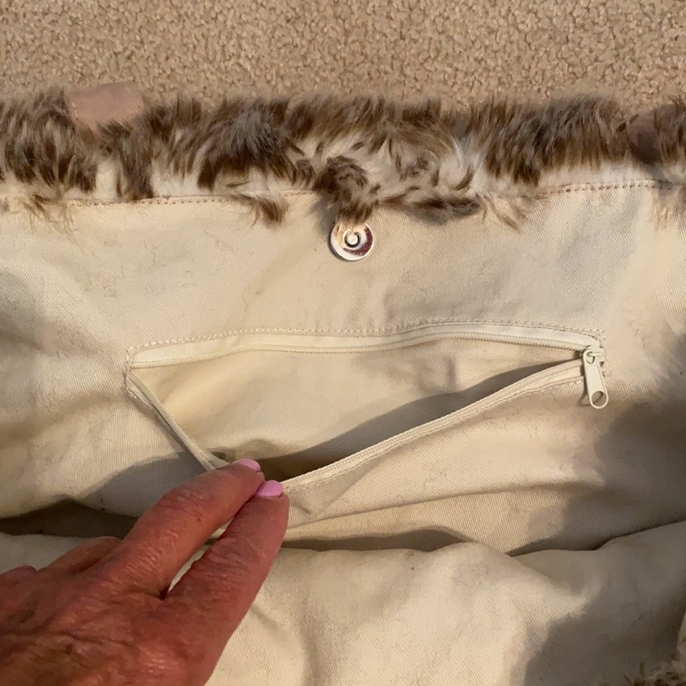 Large soft faux fur travel bag - Picture 3 of 4